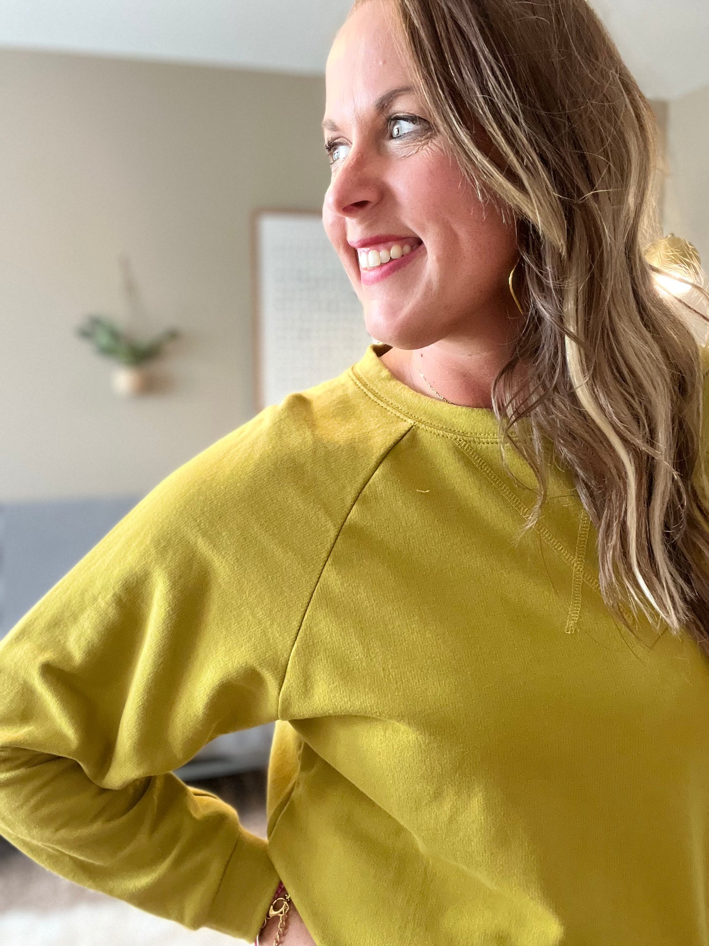 Raglan sleeve round neck pullover