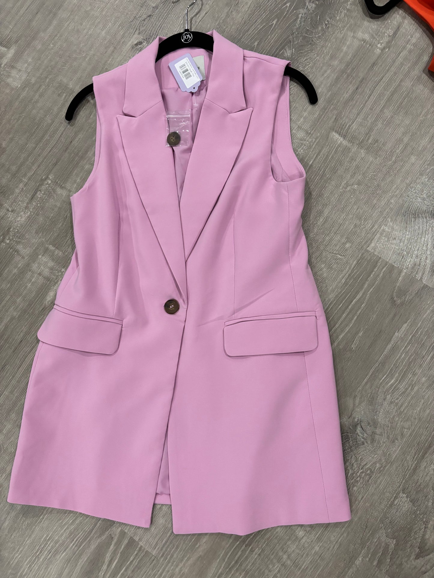 Long sleeveless, one button vest