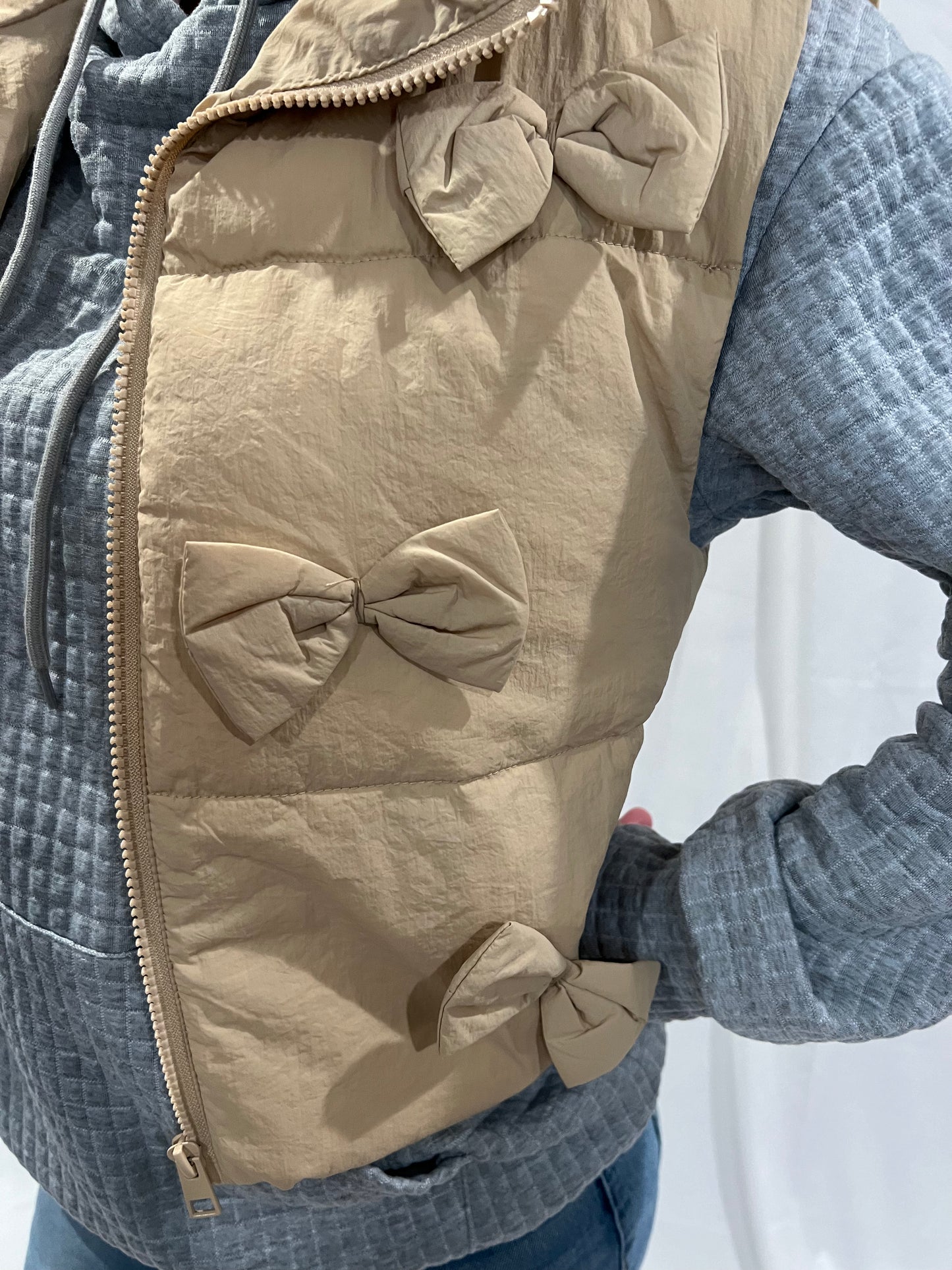 Vest with bows