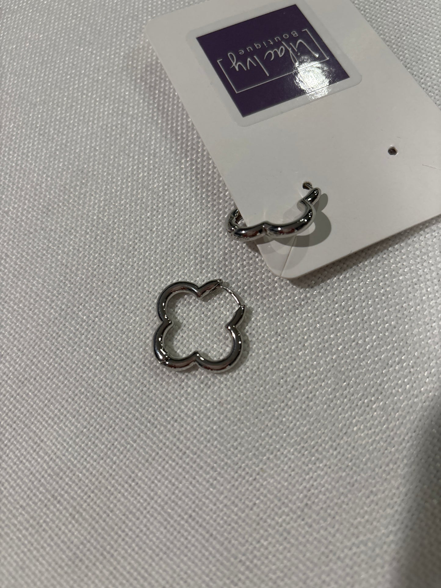 Silver clove shaped wire earrings