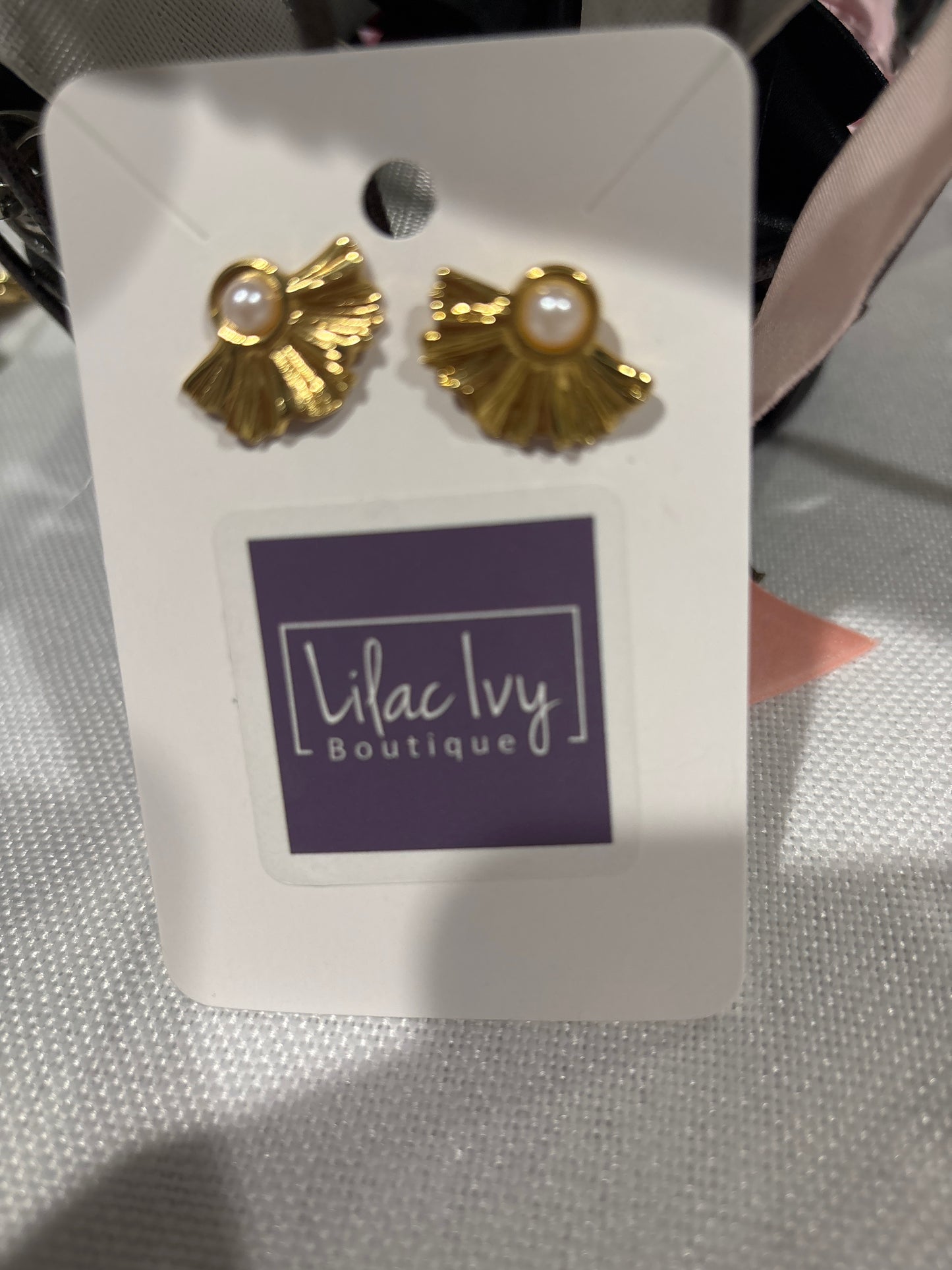 Gold fan earrings with pearl center
