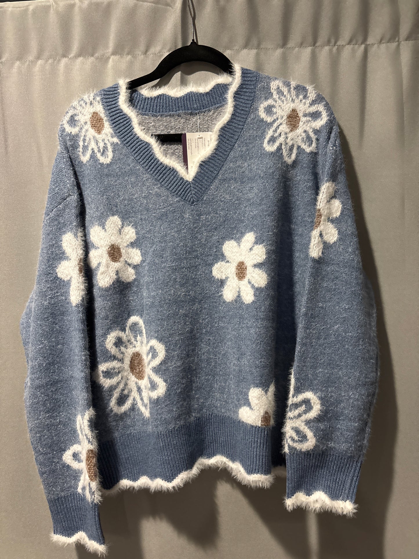 V-neck flower sweater