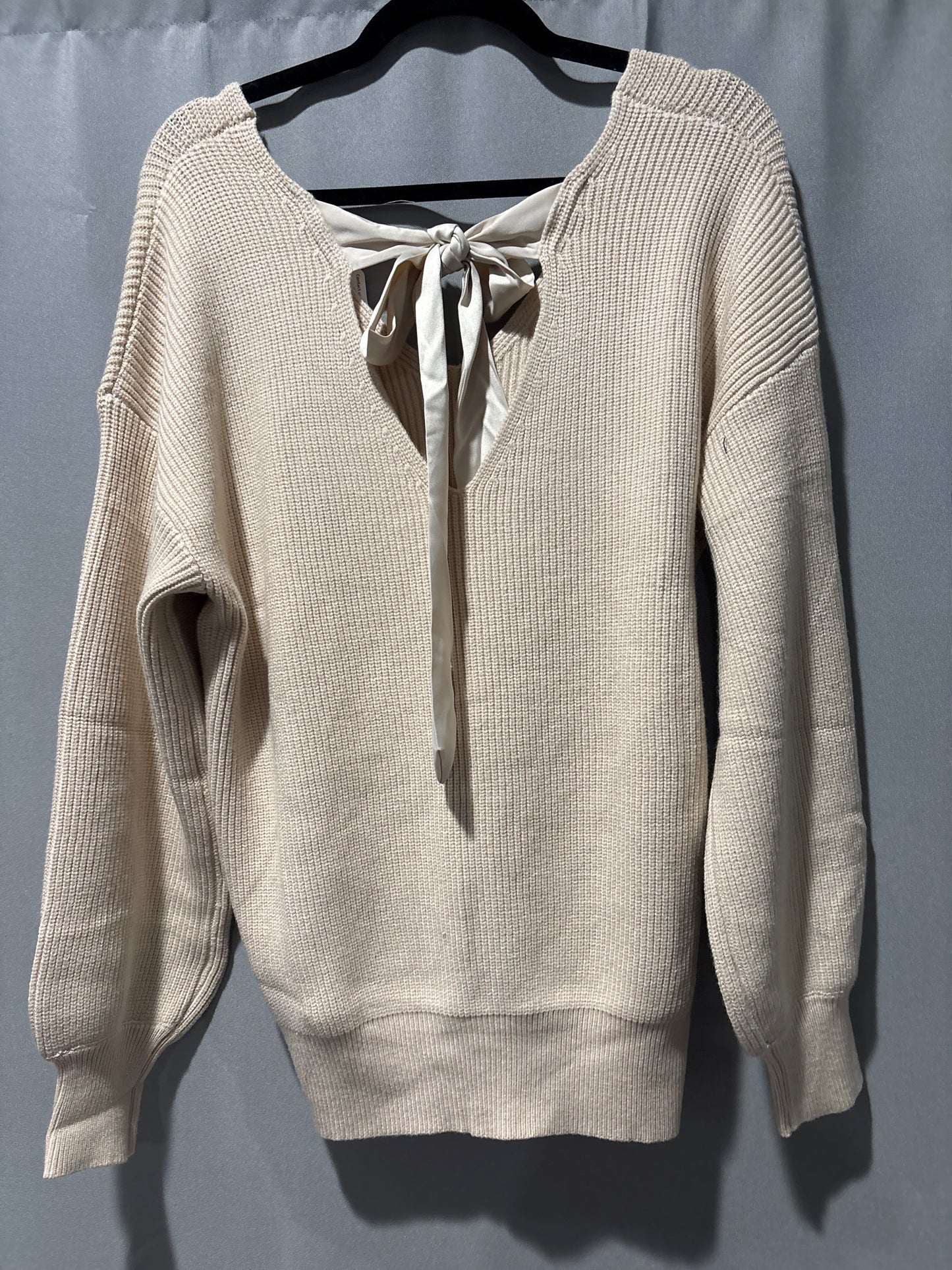 Beige V-neck sweater with tie