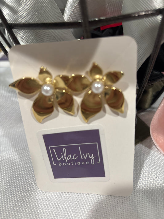 Gold flower leaves with pearl center