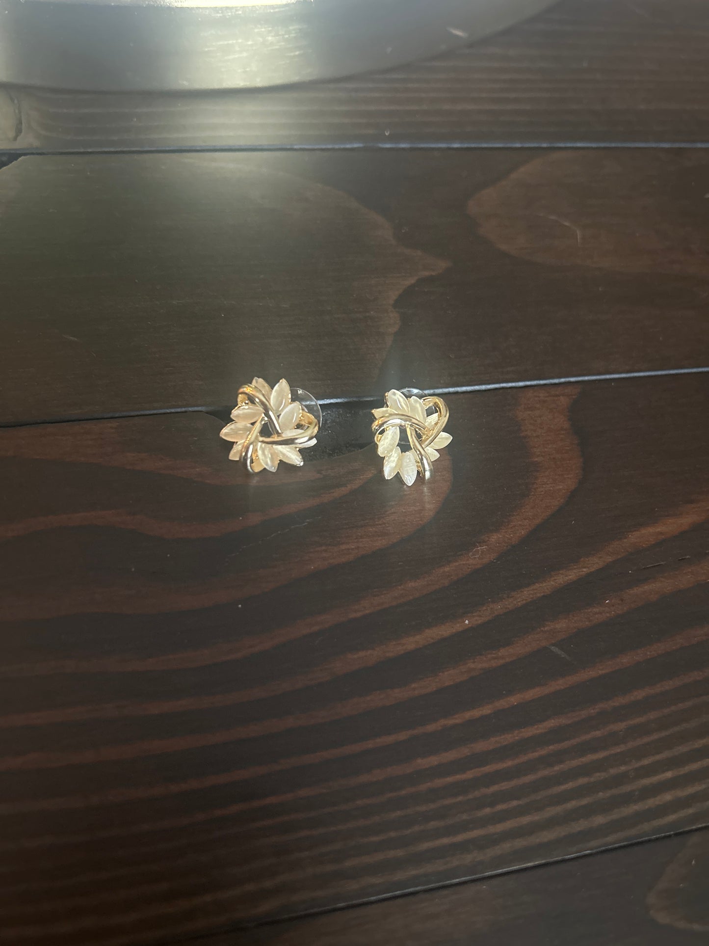 Rotating cat eye petal earring ￼
