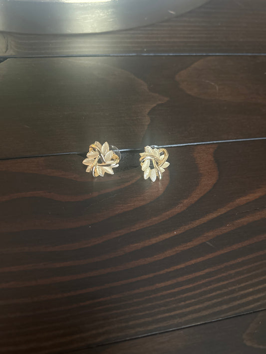 Rotating cat eye petal earring ￼